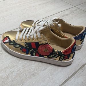 Gold sneakers with Flower application